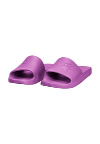 Paire de sandales slide violettes avec une empreinte de patte en relief sur la sangle supérieure, présentées sur un fond blanc.