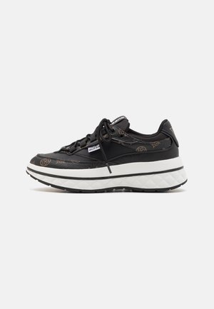 Sneaker nere con un design testurizzato, caratterizzate da accenti marroni, suola piatta bianca e lacci neri, etichettate "Guess".