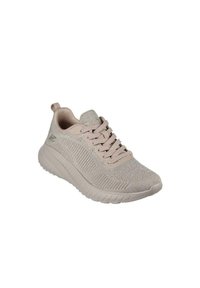 Sneaker beige chiaro con tomaia in rete testurizzata, punta rotonda e suola imbottita. Caratterizzato da lacci, un tassello sul tallone e un discreto dettaglio del logo sul lato.