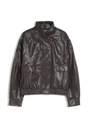 Veste noire en cuir synthétique avec col montant, manches longues, deux poches à rabat et taille élastiquée, posée à plat sur fond blanc.