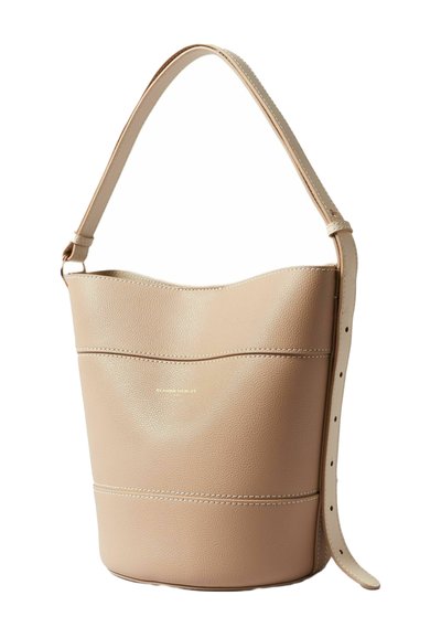 Borsa a secchiello in pelle beige con parte superiore curva, tracolla regolabile e cuciture a vista. Presenta un logo discreto sul davanti.