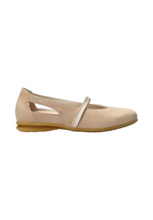 Chaussure plate en daim beige avec semelle en caoutchouc beige, détail de découpe sur le côté, et une seule bride beige traversant le dessus pour la fermeture.