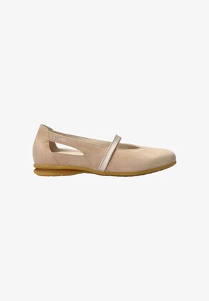 Chaussure plate en daim beige avec semelle en caoutchouc beige, détail de découpe sur le côté, et une seule bride beige traversant le dessus pour la fermeture.