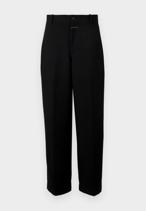 Pantalones negros hechos de una tela suave, con cierre de botón, presillas para cinturón y un diseño de pierna recta.