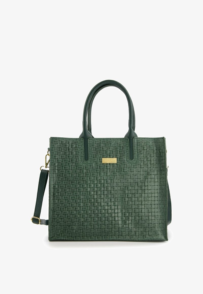 Zielona pleciona torebka o strukturalnym kształcie, z podwójnymi uchwytami, odpinanym paskiem na ramię i złotą zawieszką z logo.
