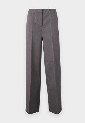 Pantalones grises a medida hechos de tela texturizada, con un diseño de pierna recta, frente plano y trabillas para el cinturón.