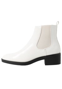 Bottes Chelsea en cuir blanc avec un petit talon bloc, des panneaux latéraux élastiques et un accent texturé à l'arrière ; finition de surface lisse.