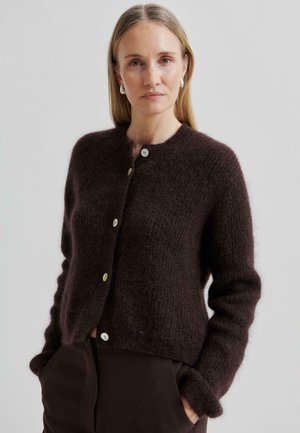 Cardigan de culoare maro închis, realizat dintr-un material tricotat texturat, având un guler rotund, mâneci lungi și închidere cu nasturi de culoare deschisă.