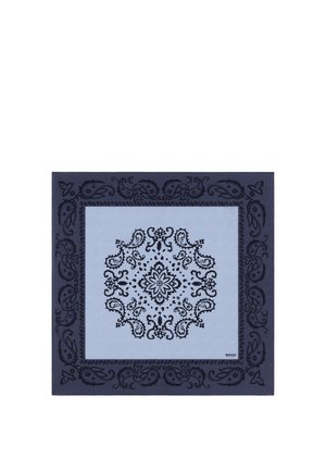 Vierkante blauwe bandana met een paisley-patroon in donkerblauw langs de rand en een symmetrisch bloemmotief in het midden.