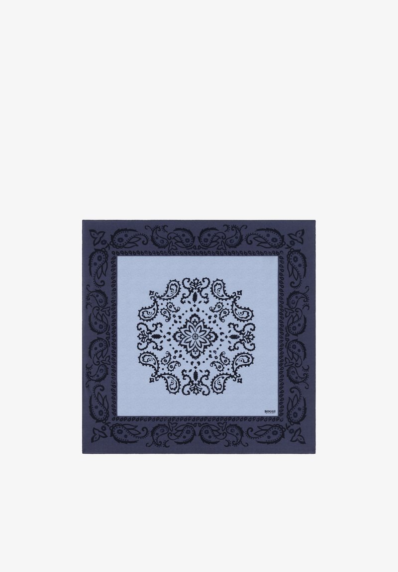 Foulard carré bleu avec un motif paisley bleu foncé le long de la bordure et un dessin floral symétrique au centre.