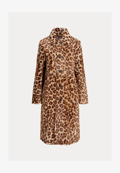 Kabát z umelého kožušiny s leopardím vzorom, dlhými rukávmi, šiestimi veľkými čiernymi gombíkmi a výrezovým golierom. Mäkká textúra a dĺžka po kolená.