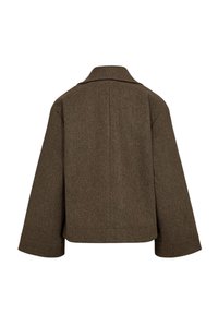 Veste en laine marron avec larges manches, couture droite au dos et petit col, vue de dos sur fond blanc.