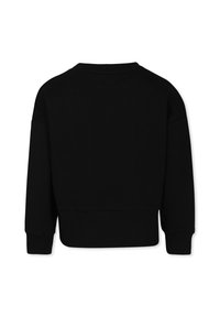 Sudadera negra corta con mangas largas, puños y dobladillo acanalados. Textura de tela suave con un cuello redondo y sin logotipos ni adornos visibles.