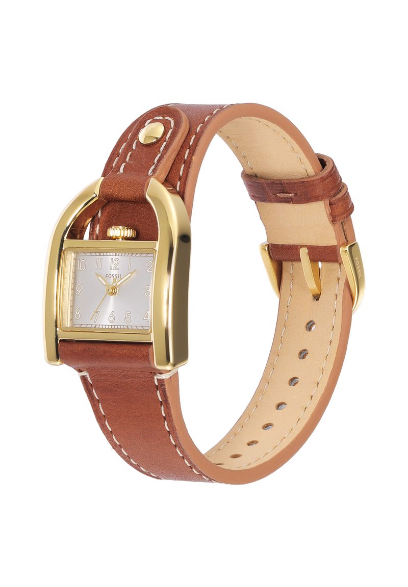 Reloj de cuero marrón con una caja cuadrada de tono dorado, esfera blanca, marcas de hora plateadas y una correa de cuero suave con costuras blancas y hebilla.