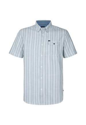 Camicia a maniche corte con bottoni di colore azzurro chiaro, con strisce verticali bianche, dotata di taschino sul petto e colletto classico.