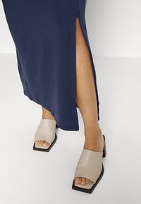 Vero Moda Petite Maxiklänning - dark blue
