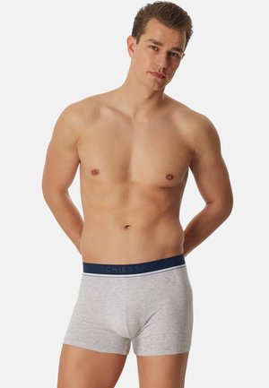 Boxer aderenti in cotone grigio con una cintura blu navy che presenta un marchio in rilievo. Il design è aderente, con una texture liscia.