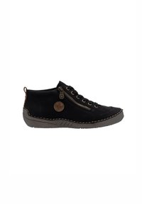 Baskets montantes en cuir noir avec des accents beiges, fermeture à lacets et à fermeture éclair, semelle texturée grise et un patch logo circulaire sur le côté.