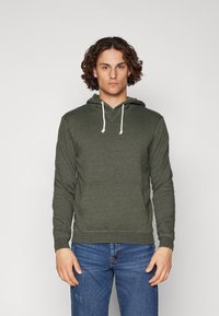 Sudadera verde oliva con un bolsillo tipo canguro, capucha ajustable con cordones y puños acanalados. La tela parece suave y tiene un corte informal.