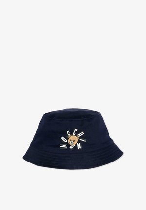 Cappello a secchiello blu navy con il volto di un orsetto e la parola "Moschino" intorno, in lettere bianche sulla parte anteriore.