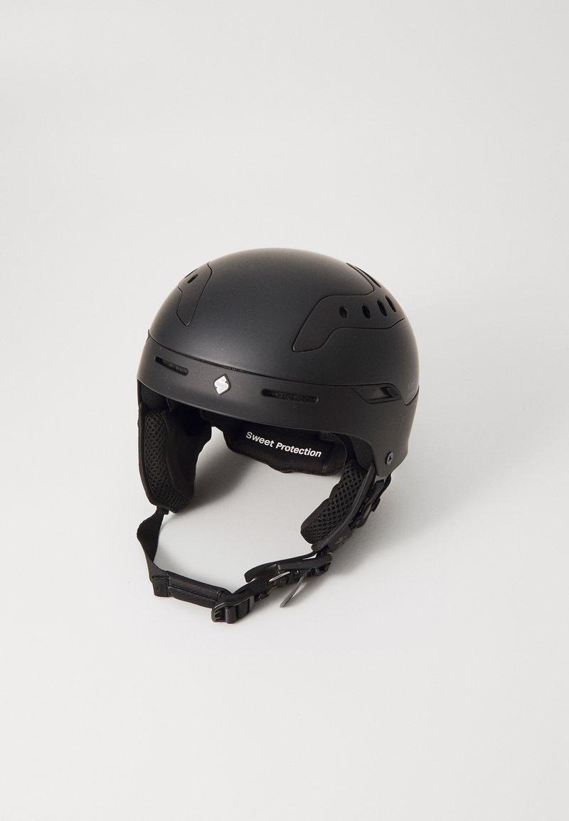 Schwarzer Helm mit einer glatten, matten Oberfläche, Belüftungsöffnungen und einem verstellbaren Kinnriemen. Innen gepolsterte Auskleidung für zusätzlichen Komfort.