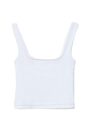 Biały prążkowany top crop z szerokimi ramiączkami i kwadratowym dekoltem, ułożony płasko na białym tle.