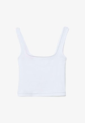 Biely rebrovaný krátky top so širokými ramennými popruhmi a štvorcovým výstrihom, položený na bielom pozadí.