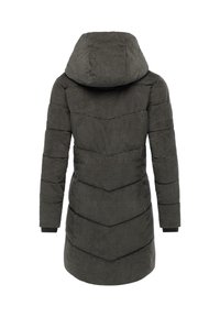 Mörkgrön puffjacka med huva, med en strukturerad, mönstrad tyg och chevron-quiltad design. Långa ärmar med svarta manschetter.