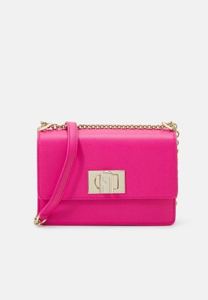 Bolso bandolera de piel rosa brillante con una correa de cadena dorada y un cierre rectangular dorado en la solapa frontal.