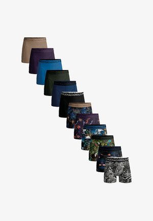 Kollektion von Herrenunterwäsche in verschiedenen Farben, einschließlich einfarbiger und gemusterter Designs. Ausgestattet mit einem schwarzen elastischen Bund mit dem "MUCHACHOMALO"-Logo.