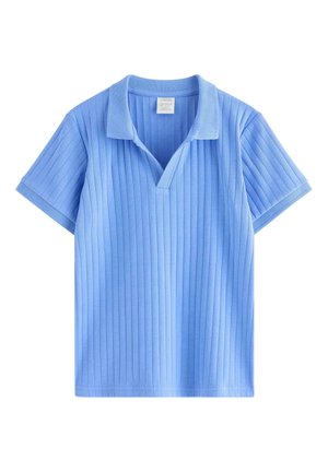 Blå polo med korte ærmer, vertikal ribbet tekstur og en krave med åben V-udskæring.