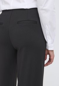 ICHI Auduma bikses - black