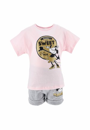Różowa bawełniana koszulka z napisem "Sassy and Sweet" i złotymi akcentami; połączona z szarymi szortami z podobną grafiką i zawiniętymi mankietami.