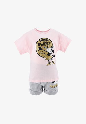 Roze katoenen t-shirt met "Sassy and Sweet" grafiek en gouden accenten; gecombineerd met grijze shorts met een vergelijkbare grafiek en opgerolde mouwen.