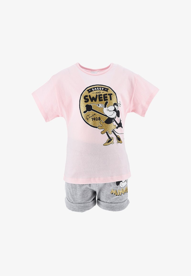 Camiseta de algodón rosa con un gráfico que dice "Sassy and Sweet" y detalles dorados; combinada con pantalones cortos grises que presentan un gráfico similar y dobladillos enrollados.