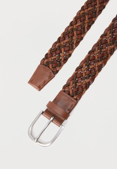 Ceinture en cuir marron tressé avec boucle en métal argenté et boucle en cuir sur fond blanc.