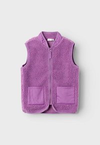 Gilet en polaire violet avec une fermeture éclair sur le devant, un col arrondi et deux poches en tissu texturé. Texture douce et design sans manches.
