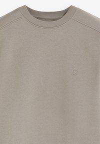 Sweat-shirt col rond marron clair avec un logo de tête de mort et os croisés subtilement brodé sur la poitrine gauche.