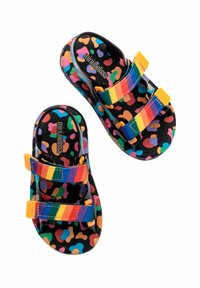 Sandali colorati con motivo che presentano una base nera decorata da forme astratte vivaci, due cinturini regolabili arcobaleno e una finitura liscia e lucida.