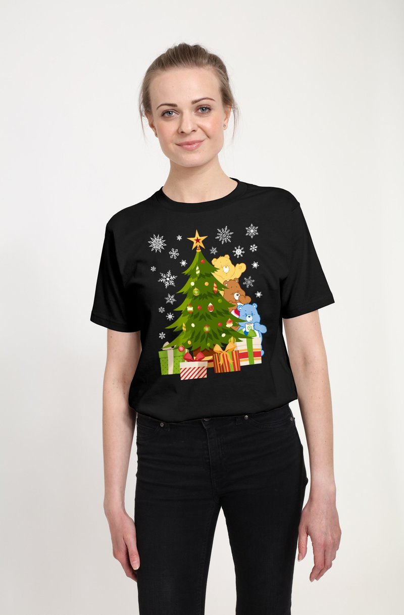 Sort t-shirt med et farverigt juletræ design, der inkluderer bamser, gaver og snefnug. Illustreret i kraftige farver.