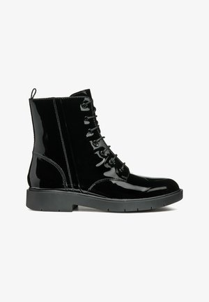 Bottines en cuir verni noir avec un design à lacets, bout rond, semelle robuste et une languette à l'arrière pour un enfilage facile.