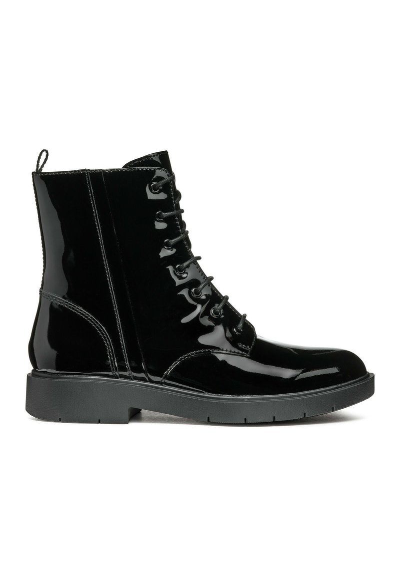 Bottines en cuir verni noir avec un design à lacets, bout rond, semelle robuste et une languette à l'arrière pour un enfilage facile.
