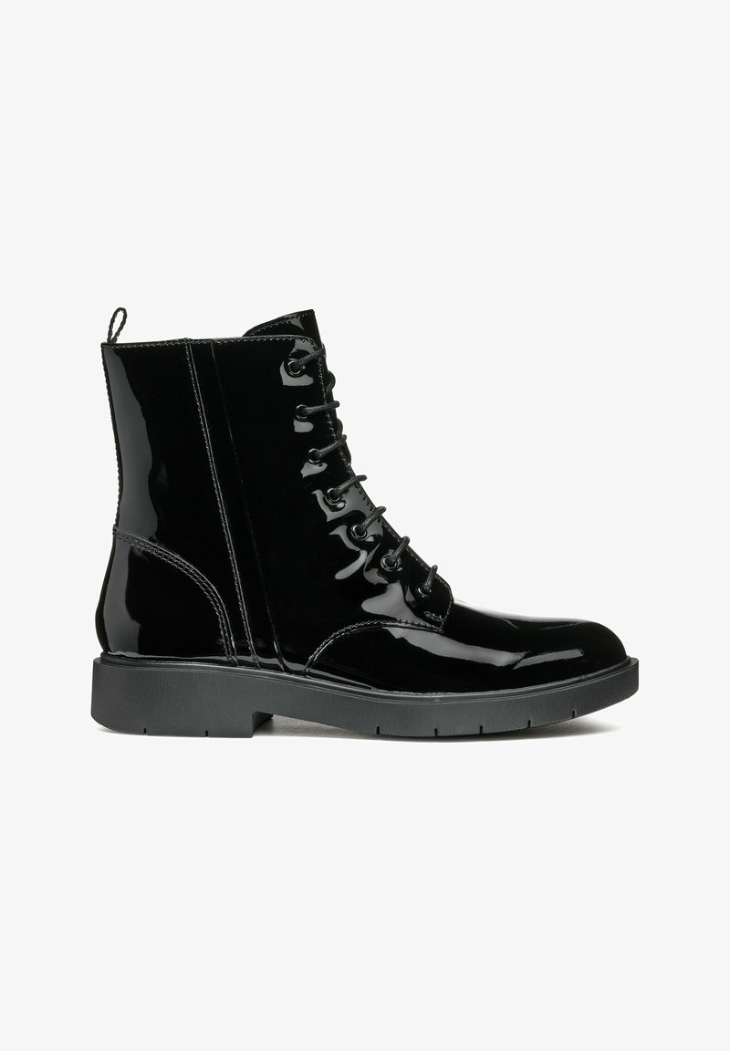 Botas de tobillo de charol negro con diseño de cordones, punta redonda, suela resistente y una pestaña en el talón para ponerlas y quitarlas fácilmente.