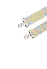 Popruh z tkaniny s vzorom, ktorý zobrazuje geometrické dizajny v pastelovej zelenej, ružovej a modrej; obsahuje strieborné kovové klipy na oboch koncoch.