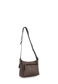 Brązowa skórzana torba na ramię o gładkiej fakturze, z długim regulowanym paskiem i przednią kieszenią na zamek ozdobioną złotymi akcentami.