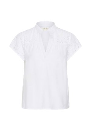 Witte blouse met korte mouwen, kanten schouders, mandarijnkraag en V-vormige halslijn met geplooide details onder de schouders.