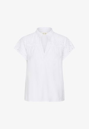 Fehér rövid ujjú blúz csipkés vállrésszel, mandarin gallérral és V-alakú nyakkivágással, hajtogatott részletekkel a vállak alatt.