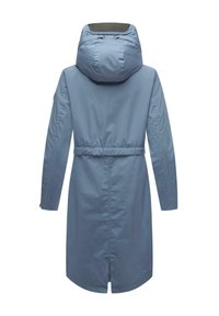 Giacca impermeabile blu con cappuccio, vita elasticizzata, maniche lunghe e dettagli con apertura posteriore. Texture liscia con un sottile marchio sul cappuccio.