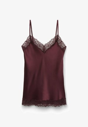 Burgunderröd satin camisole med tunna axelband, med intrikata spetsdetaljer längs halsringningen och fållen, slät textur och en figurnära design.