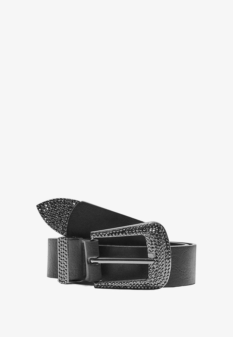 Čierny kožený opasok so širokou, klincovou striebornou prackou a špicatým, zdobeným hrotom. Hladká textúra s lesklým povrchom.